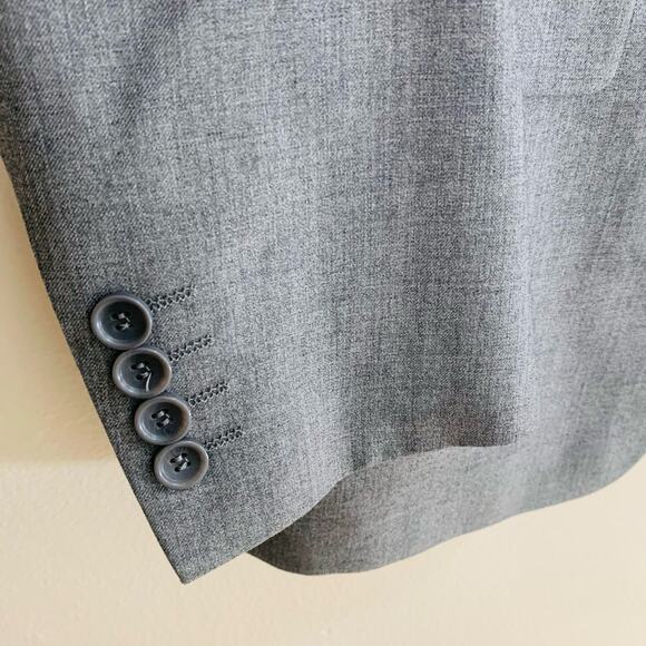 Elegant Men's Gray Suit - Picture 5 of 14